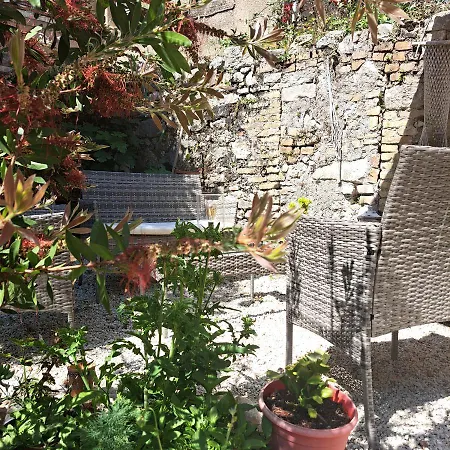 Appartement Luxury Family House With Backyard Mantouki