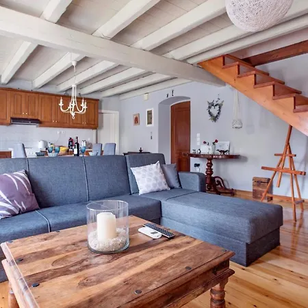 Lägenhet Luxury Family House With Backyard Mantouki