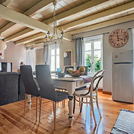 Luxury Family House With Backyard